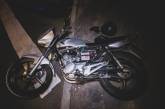 В Киеве мотоцикл Yamaha вылетел на обочину из-за внедорожника: водителя байка госпитализировали