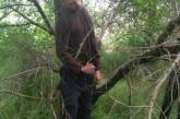 На Николаевщине в лесопосадке нашли труп мужчины. ФОТО 18+