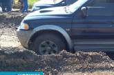 На разбитой трассе в Николаевской области водители бросили в ямах свои авто