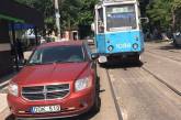 В Николаеве припаркованная иномарка заблокировала движение трамваев по Потемкинской