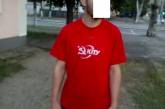 В Николаеве парень гулял в футболке с надписью «КПУ» — его отвезли в райотдел