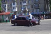 На проспекте в Николаеве провалился асфальт — в яме застрял автомобиль