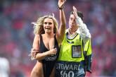 В финале Лиги чемпионов на поле выбежала полуобнаженная блондинка. ФОТО