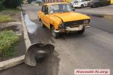 В Николаеве пьяный водитель на «Москвиче» снес дорожный знак