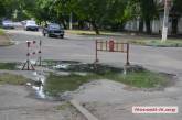 В центре Николаева образовалось канализационное «озеро» — вода в нем уже позеленела