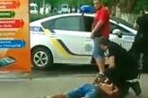 В Николаеве неадекватного пассажира маршрутки «успокаивала» полиция. ВИДЕО 18+