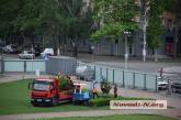 На главной площади Николаева экскаватором вырвали кусты
