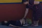 Под Киевом на остановке пьяная 15-летняя девочка потеряла сознание