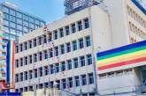 В знак протеста посольства США вывесили флаги ЛГБТ в нетрадиционных местах