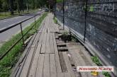 В центре Николаева на «временном» деревянном тротуаре можно сломать ноги