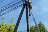 Под Днепром электрик погиб от удара током и повис на электроопоре. Фото 18+