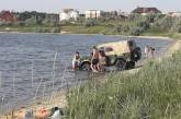 В Николаеве горожане устроили «автомойку» прямо на пляже