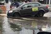 В Николаеве такси застряло в яме, которую залило дождем. ФОТО