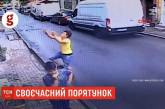 Прохожий поймал на лету двухлетнюю девочку, выпавшую из окна. ВИДЕО