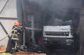В масштабном пожаре в Николаеве сгорели два гаража и грузовик. ВИДЕО