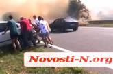 Возле трассы «Одесса-Николаев» горело поле — из-за дыма столкнулись несколько машин. ВИДЕО