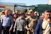 Зеленскому и Туску показали район разведения сил в Станице Луганской 