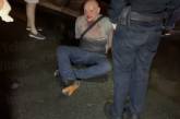 В Киеве пьяный мужчина бросался с ножом на прохожих после того, как разбил 5 машин. ВИДЕО