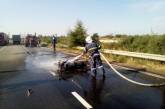 На Николаевщине на трассе мотоцикл врезался в автомобиль и загорелся
