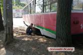 В центре Николаева трамвай сошел с рельсов и врезался в дерево