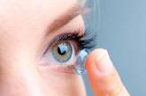 Женщина ослепла после принятия обычного душа в контактных линзах