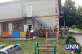 В Кировоградской области военные демонстрируют заполненные бюллетени командиру