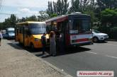 В центре Николаева на остановке столкнулись маршрутка и троллейбус