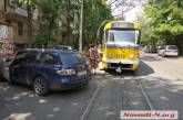  В центре Николаева припаркованная на рельсах «Мазда» заблокировала движение трамваев