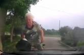 Бабушка на велосипеде влетела в патрульное авто. ВИДЕО