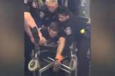 Пассажира, занявшего чужое место, приковали наручниками к инвалидной коляске. Видео