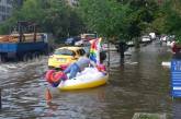 Киев затопил мощный ливень: житель столицы плыл на единороге