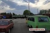 На железнодорожном переезде под Николаевом застрял товарный состав — трасса на Херсон заблокирована