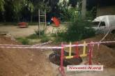 В Николаеве возле детской площадки начали стройку СТО — 5-метровую яму оставили открытой