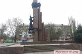 И суд не помог: демонтаж памятника Ленинскому комсомолу в Николаеве опять «не прошел»