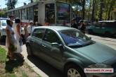 В центре Николаева «Рено» заблокировал движение трамвая — пришлось вызывать полицию