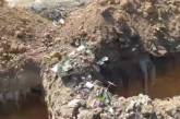 Жительница Николаева показала, как на кладбище роют могилы на кучах мусора. ВИДЕО