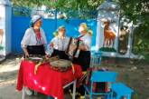 В Новой Одессе три «старушки-веселушки» организовали концерт прямо на улице. ВИДЕО