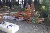 В куче мусора и без одежды: родители оставили двух малышей бездомному