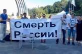 В Киеве спортсмен пытался вырвать у националистов антироссийский плакат. Видео