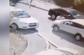 В Киеве водитель без удостоверения выломал на авто шлагбаум и сбил пешехода. ВИДЕО
