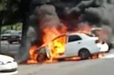 Возле центрального автовокзала в Николаеве сгорело два автомобиля. ВИДЕО