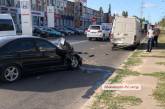 В Николаеве «БМВ» врезался в припаркованный микроавтобус