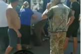 В Николаеве коллективно избили пьяного посетителя кафе, который ударил ребенка. ВИДЕО