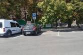 Николаевские депутаты жалуются, что им негде парковаться, а двор исполкома открыт только для «избранных»
