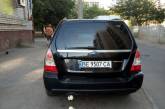 В Николаеве «Субару», припаркованному на тротуаре, задули выхлопную трубу монтажной пеной