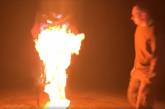 «Гори в аду!»: Олег Сенцов публично сжег свою тюремную робу. ВИДЕО