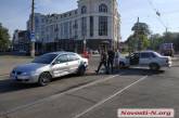В центре Николаева из-за учебного автомобиля столкнулись «ВАЗ» и «Мицубиси»