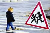 В Николаеве дети вынуждены идти в школу по дороге, маневрируя между едущими авто. ВИДЕО