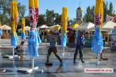 Отголоски Дня города: Серую  площадь  в Николаеве моют швабрами 