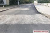 Ремонт дорог по-николаевски: дорожники засыпают асфальт в песок. Видео